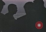 Standbild Überlebende des versunkenen japanischen Zerstörers ergeben sich den Matrosen auf Amerikaner U-Boot Pazifik, 1945, aus Sekunde 36 historischem Filmmaterial Videoclip 65675076042