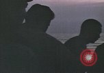 Standbild Überlebende des versunkenen japanischen Zerstörers ergeben sich den Matrosen auf Amerikaner U-Boot Pazifik, 1945, aus Sekunde 37 historischem Filmmaterial Videoclip 65675076042