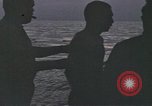 Standbild Überlebende des versunkenen japanischen Zerstörers ergeben sich den Matrosen auf Amerikaner U-Boot Pazifik, 1945, aus Sekunde 38 historischem Filmmaterial Videoclip 65675076042