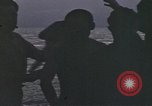 Standbild Überlebende des versunkenen japanischen Zerstörers ergeben sich den Matrosen auf Amerikaner U-Boot Pazifik, 1945, aus Sekunde 39 historischem Filmmaterial Videoclip 65675076042