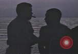 Standbild Überlebende des versunkenen japanischen Zerstörers ergeben sich den Matrosen auf Amerikaner U-Boot Pazifik, 1945, aus Sekunde 40 historischem Filmmaterial Videoclip 65675076042
