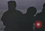 Standbild Überlebende des versunkenen japanischen Zerstörers ergeben sich den Matrosen auf Amerikaner U-Boot Pazifik, 1945, aus Sekunde 41 historischem Filmmaterial Videoclip 65675076042