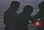 Standbild Überlebende des versunkenen japanischen Zerstörers ergeben sich den Matrosen auf Amerikaner U-Boot Pazifik, 1945, aus Sekunde 42 historischem Filmmaterial Videoclip 65675076042