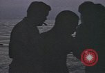 Standbild Überlebende des versunkenen japanischen Zerstörers ergeben sich den Matrosen auf Amerikaner U-Boot Pazifik, 1945, aus Sekunde 43 historischem Filmmaterial Videoclip 65675076042
