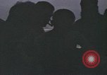 Standbild Überlebende des versunkenen japanischen Zerstörers ergeben sich den Matrosen auf Amerikaner U-Boot Pazifik, 1945, aus Sekunde 44 historischem Filmmaterial Videoclip 65675076042