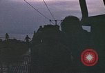 Standbild Überlebende des versunkenen japanischen Zerstörers ergeben sich den Matrosen auf Amerikaner U-Boot Pazifik, 1945, aus Sekunde 45 historischem Filmmaterial Videoclip 65675076042