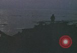 Standbild Überlebende des versunkenen japanischen Zerstörers ergeben sich den Matrosen auf Amerikaner U-Boot Pazifik, 1945, aus Sekunde 46 historischem Filmmaterial Videoclip 65675076042