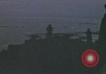 Standbild Überlebende des versunkenen japanischen Zerstörers ergeben sich den Matrosen auf Amerikaner U-Boot Pazifik, 1945, aus Sekunde 47 historischem Filmmaterial Videoclip 65675076042