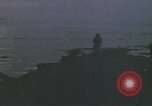 Standbild Überlebende des versunkenen japanischen Zerstörers ergeben sich den Matrosen auf Amerikaner U-Boot Pazifik, 1945, aus Sekunde 48 historischem Filmmaterial Videoclip 65675076042