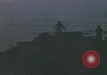 Standbild Überlebende des versunkenen japanischen Zerstörers ergeben sich den Matrosen auf Amerikaner U-Boot Pazifik, 1945, aus Sekunde 49 historischem Filmmaterial Videoclip 65675076042