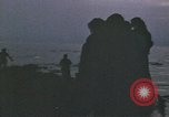 Standbild Überlebende des versunkenen japanischen Zerstörers ergeben sich den Matrosen auf Amerikaner U-Boot Pazifik, 1945, aus Sekunde 50 historischem Filmmaterial Videoclip 65675076042