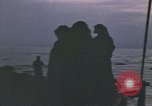 Standbild Überlebende des versunkenen japanischen Zerstörers ergeben sich den Matrosen auf Amerikaner U-Boot Pazifik, 1945, aus Sekunde 51 historischem Filmmaterial Videoclip 65675076042