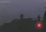 Standbild Überlebende des versunkenen japanischen Zerstörers ergeben sich den Matrosen auf Amerikaner U-Boot Pazifik, 1945, aus Sekunde 52 historischem Filmmaterial Videoclip 65675076042