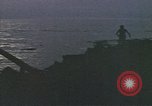 Standbild Überlebende des versunkenen japanischen Zerstörers ergeben sich den Matrosen auf Amerikaner U-Boot Pazifik, 1945, aus Sekunde 53 historischem Filmmaterial Videoclip 65675076042