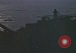 Standbild Überlebende des versunkenen japanischen Zerstörers ergeben sich den Matrosen auf Amerikaner U-Boot Pazifik, 1945, aus Sekunde 54 historischem Filmmaterial Videoclip 65675076042