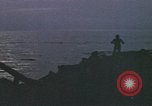 Standbild Überlebende des versunkenen japanischen Zerstörers ergeben sich den Matrosen auf Amerikaner U-Boot Pazifik, 1945, aus Sekunde 55 historischem Filmmaterial Videoclip 65675076042
