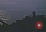 Standbild Überlebende des versunkenen japanischen Zerstörers ergeben sich den Matrosen auf Amerikaner U-Boot Pazifik, 1945, aus Sekunde 56 historischem Filmmaterial Videoclip 65675076042