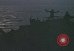 Standbild Überlebende des versunkenen japanischen Zerstörers ergeben sich den Matrosen auf Amerikaner U-Boot Pazifik, 1945, aus Sekunde 57 historischem Filmmaterial Videoclip 65675076042