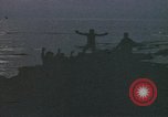Standbild Überlebende des versunkenen japanischen Zerstörers ergeben sich den Matrosen auf Amerikaner U-Boot Pazifik, 1945, aus Sekunde 58 historischem Filmmaterial Videoclip 65675076042