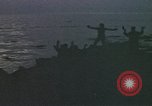 Standbild Überlebende des versunkenen japanischen Zerstörers ergeben sich den Matrosen auf Amerikaner U-Boot Pazifik, 1945, aus Sekunde 59 historischem Filmmaterial Videoclip 65675076042