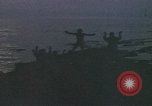 Standbild Überlebende des versunkenen japanischen Zerstörers ergeben sich den Matrosen auf Amerikaner U-Boot Pazifik, 1945, aus Sekunde 60 historischem Filmmaterial Videoclip 65675076042