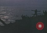 Standbild Überlebende des versunkenen japanischen Zerstörers ergeben sich den Matrosen auf Amerikaner U-Boot Pazifik, 1945, aus Sekunde 61 historischem Filmmaterial Videoclip 65675076042