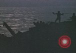 Standbild Überlebende des versunkenen japanischen Zerstörers ergeben sich den Matrosen auf Amerikaner U-Boot Pazifik, 1945, aus Sekunde 62 historischem Filmmaterial Videoclip 65675076042