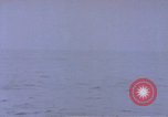 Standbild Amerikanische U-Boot-Crew feuert an und bläst ein schwimmendes Meine Pazifik, 1945, aus Sekunde 3 historischem Filmmaterial Videoclip 65675076043