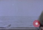 Standbild Amerikanische U-Boot-Crew feuert an und bläst ein schwimmendes Meine Pazifik, 1945, aus Sekunde 4 historischem Filmmaterial Videoclip 65675076043
