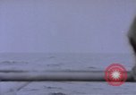 Standbild Amerikanische U-Boot-Crew feuert an und bläst ein schwimmendes Meine Pazifik, 1945, aus Sekunde 5 historischem Filmmaterial Videoclip 65675076043