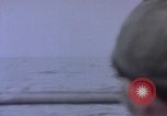 Standbild Amerikanische U-Boot-Crew feuert an und bläst ein schwimmendes Meine Pazifik, 1945, aus Sekunde 6 historischem Filmmaterial Videoclip 65675076043