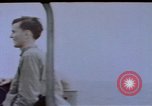 Standbild Amerikanische U-Boot-Crew feuert an und bläst ein schwimmendes Meine Pazifik, 1945, aus Sekunde 8 historischem Filmmaterial Videoclip 65675076043