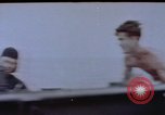 Standbild Amerikanische U-Boot-Crew feuert an und bläst ein schwimmendes Meine Pazifik, 1945, aus Sekunde 10 historischem Filmmaterial Videoclip 65675076043