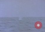 Standbild Amerikanische U-Boot-Crew feuert an und bläst ein schwimmendes Meine Pazifik, 1945, aus Sekunde 12 historischem Filmmaterial Videoclip 65675076043
