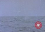 Standbild Amerikanische U-Boot-Crew feuert an und bläst ein schwimmendes Meine Pazifik, 1945, aus Sekunde 13 historischem Filmmaterial Videoclip 65675076043