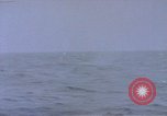 Standbild Amerikanische U-Boot-Crew feuert an und bläst ein schwimmendes Meine Pazifik, 1945, aus Sekunde 14 historischem Filmmaterial Videoclip 65675076043
