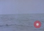 Standbild Amerikanische U-Boot-Crew feuert an und bläst ein schwimmendes Meine Pazifik, 1945, aus Sekunde 15 historischem Filmmaterial Videoclip 65675076043