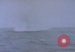 Standbild Amerikanische U-Boot-Crew feuert an und bläst ein schwimmendes Meine Pazifik, 1945, aus Sekunde 16 historischem Filmmaterial Videoclip 65675076043