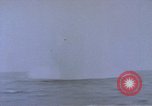 Standbild Amerikanische U-Boot-Crew feuert an und bläst ein schwimmendes Meine Pazifik, 1945, aus Sekunde 17 historischem Filmmaterial Videoclip 65675076043