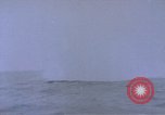Standbild Amerikanische U-Boot-Crew feuert an und bläst ein schwimmendes Meine Pazifik, 1945, aus Sekunde 18 historischem Filmmaterial Videoclip 65675076043