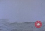 Standbild Amerikanische U-Boot-Crew feuert an und bläst ein schwimmendes Meine Pazifik, 1945, aus Sekunde 19 historischem Filmmaterial Videoclip 65675076043
