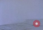 Standbild Amerikanische U-Boot-Crew feuert an und bläst ein schwimmendes Meine Pazifik, 1945, aus Sekunde 20 historischem Filmmaterial Videoclip 65675076043