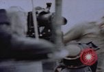 Standbild Amerikanische U-Boot-Crew feuert an und bläst ein schwimmendes Meine Pazifik, 1945, aus Sekunde 22 historischem Filmmaterial Videoclip 65675076043