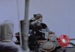 Standbild Amerikanische U-Boot-Crew feuert an und bläst ein schwimmendes Meine Pazifik, 1945, aus Sekunde 24 historischem Filmmaterial Videoclip 65675076043