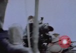 Standbild Amerikanische U-Boot-Crew feuert an und bläst ein schwimmendes Meine Pazifik, 1945, aus Sekunde 27 historischem Filmmaterial Videoclip 65675076043