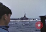 Standbild Amerikanische U-Boot-Crew feuert an und bläst ein schwimmendes Meine Pazifik, 1945, aus Sekunde 28 historischem Filmmaterial Videoclip 65675076043