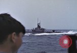 Standbild Amerikanische U-Boot-Crew feuert an und bläst ein schwimmendes Meine Pazifik, 1945, aus Sekunde 29 historischem Filmmaterial Videoclip 65675076043
