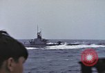 Standbild Amerikanische U-Boot-Crew feuert an und bläst ein schwimmendes Meine Pazifik, 1945, aus Sekunde 30 historischem Filmmaterial Videoclip 65675076043