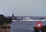 Standbild Amerikanische U-Boot-Crew feuert an und bläst ein schwimmendes Meine Pazifik, 1945, aus Sekunde 31 historischem Filmmaterial Videoclip 65675076043