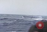 Standbild Amerikanische U-Boot-Crew feuert an und bläst ein schwimmendes Meine Pazifik, 1945, aus Sekunde 32 historischem Filmmaterial Videoclip 65675076043